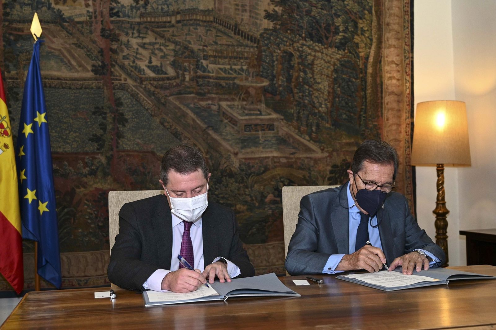Vila y Garcia firmando el convenio en Toledo