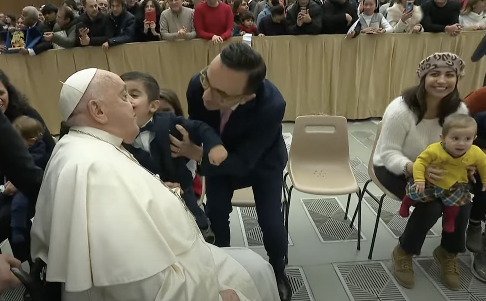 Un niño besa al Papa