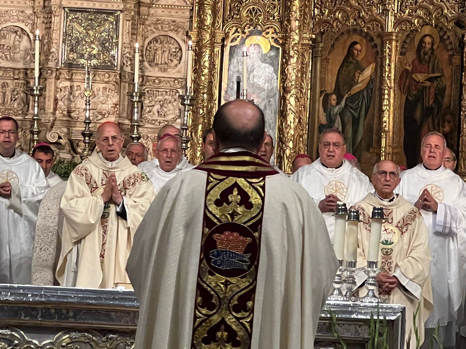 Jesús Rico, de espaldas, reza junto a los obispos celebrantes
