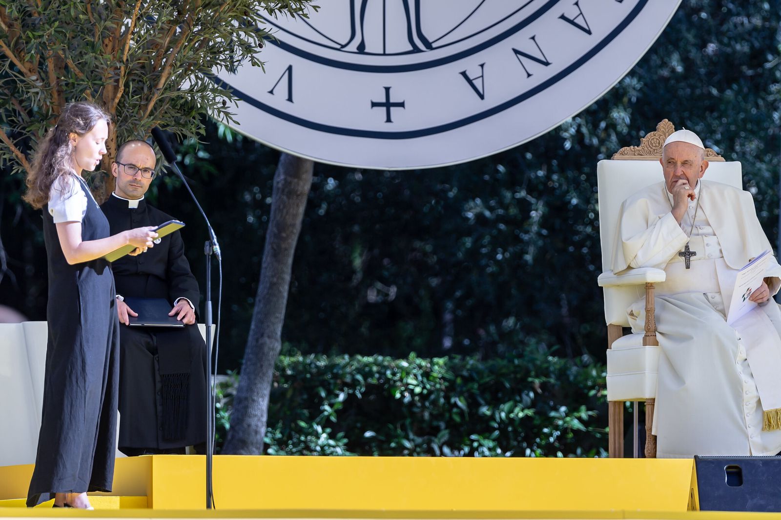 En Papa escucha a una joven durante el encuentro