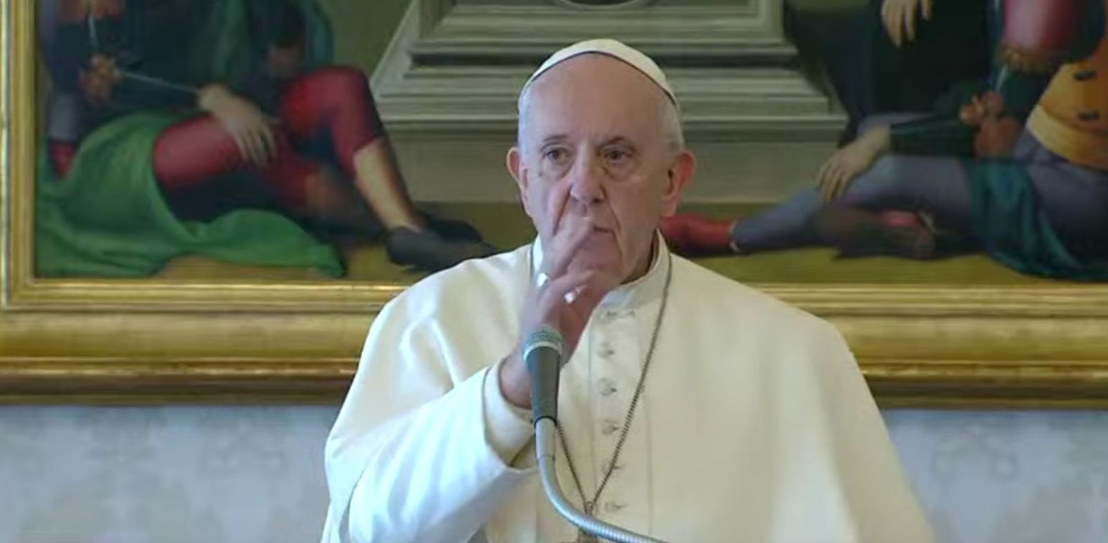 Bendición del Papa desde la biblioteca vaticana