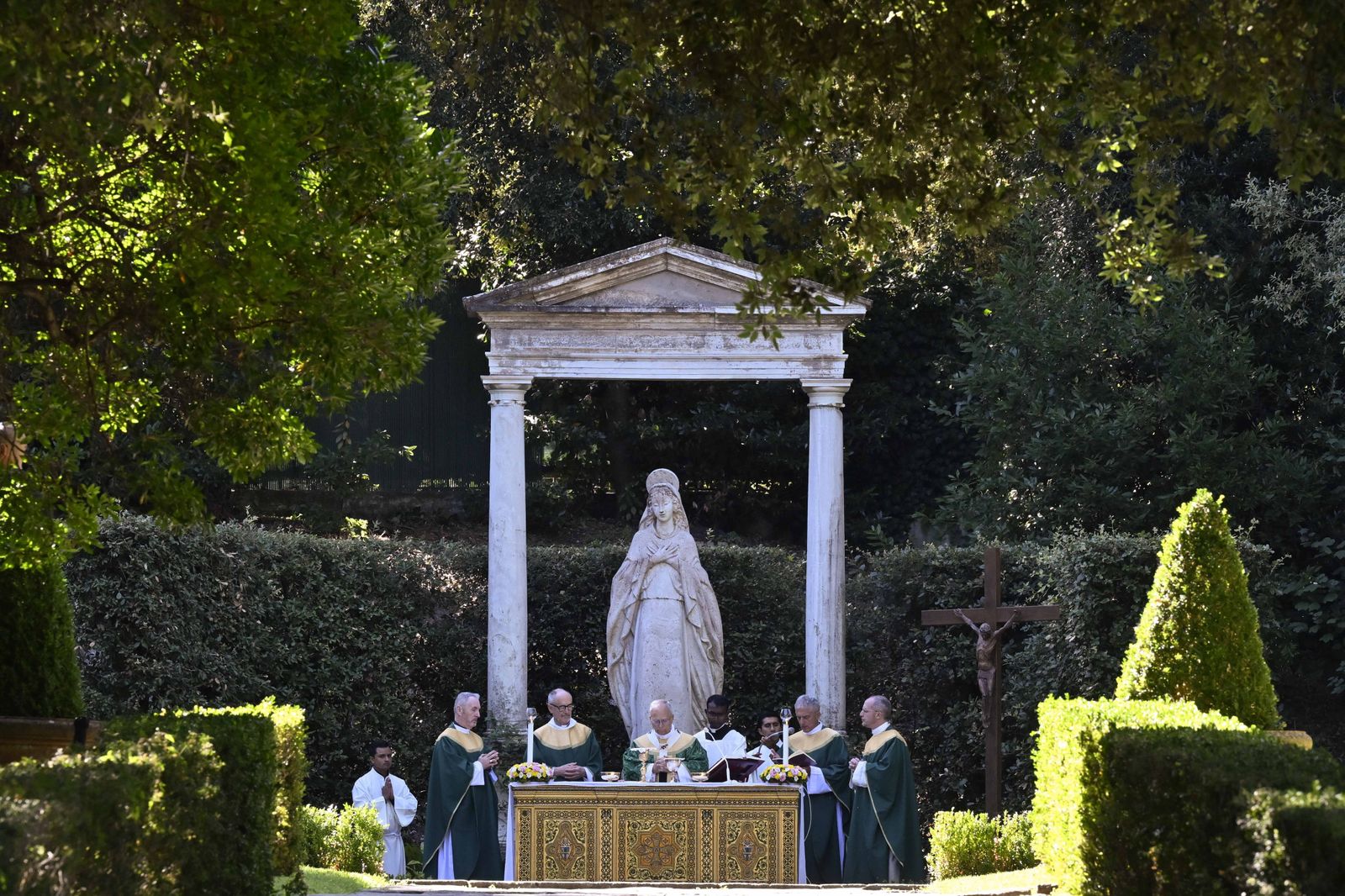 El Papa, en los jardines de Castel Gandolfo