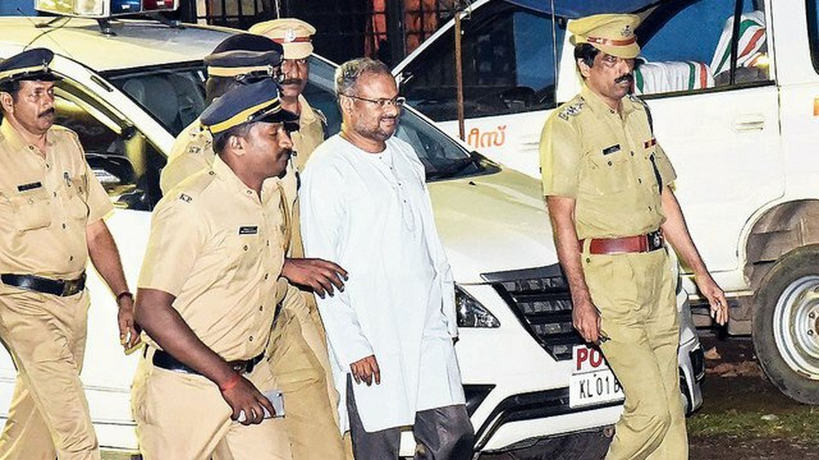 El obispo Mulakkal, rodeado de policías