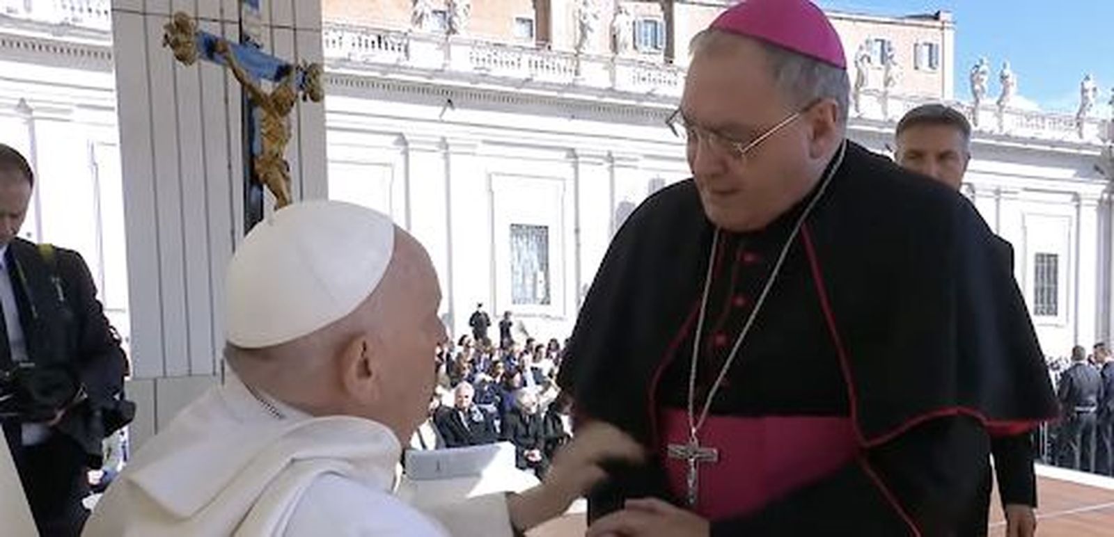 El Papa saluda al arzobispo de Granada, Gil Tamayo, presente en la audiencia