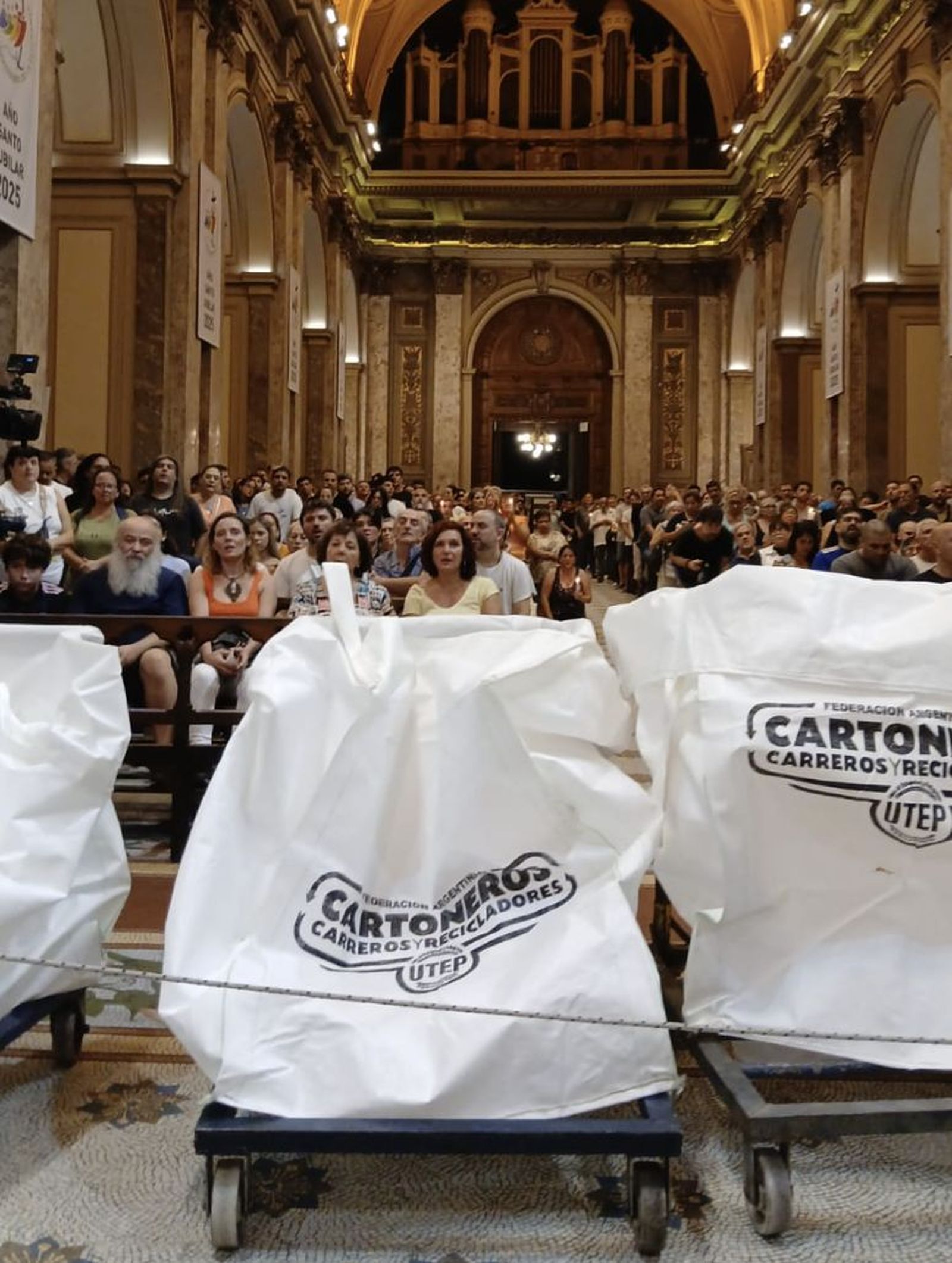 Cartoneros en la catedral de Baires