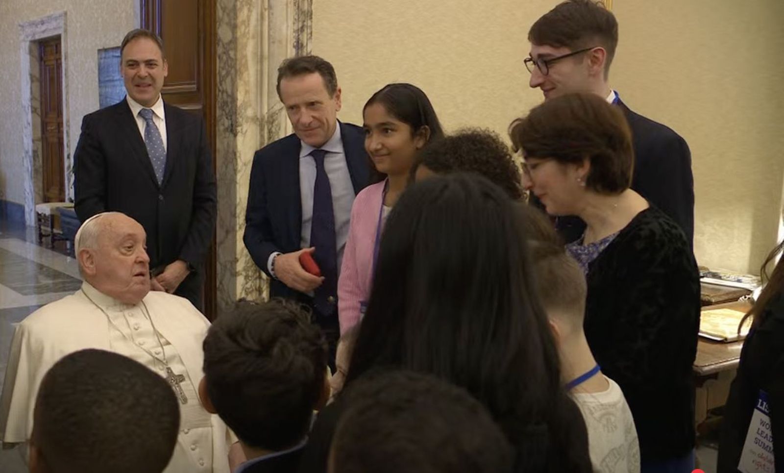 El Papa saluda a unos niños en la Cumbre sobre la Infancia