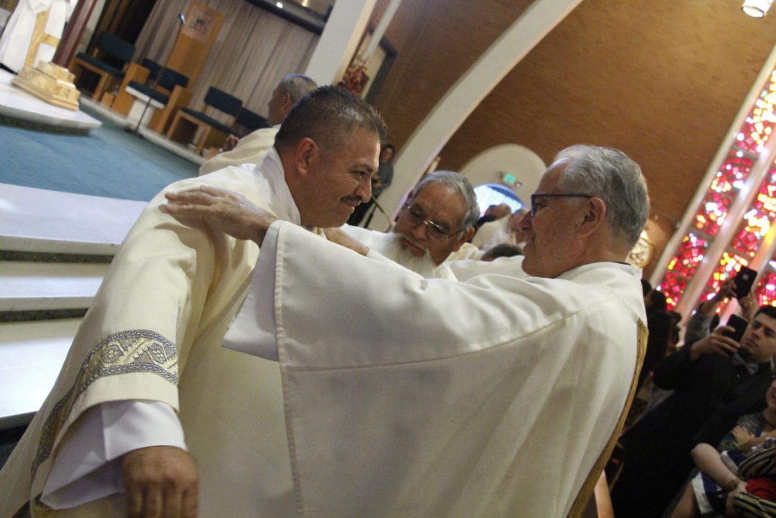 Abrazo entre sacerdote y diácono