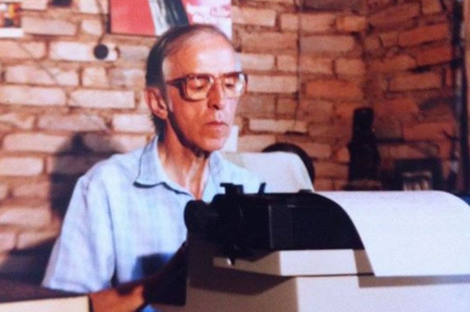 Pedro Casaldáliga, escribiendo a máquina