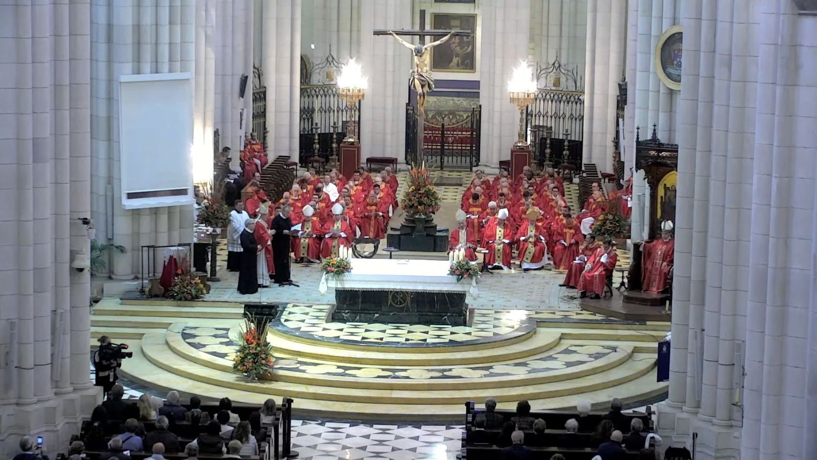 El postulador lee la semblanza de los nuevos beatos