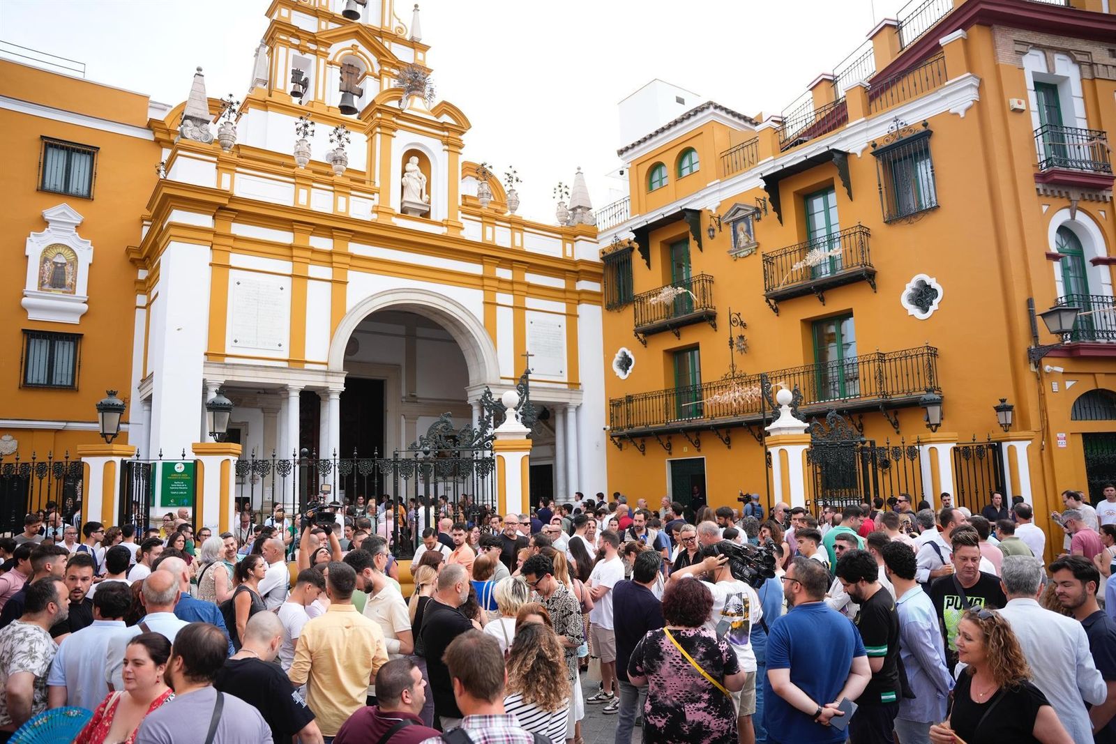 Concentración a las puertas de la Macarena