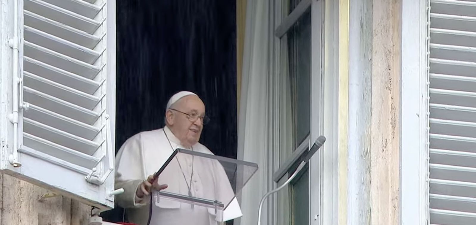 El Papa, bajo la lluvia