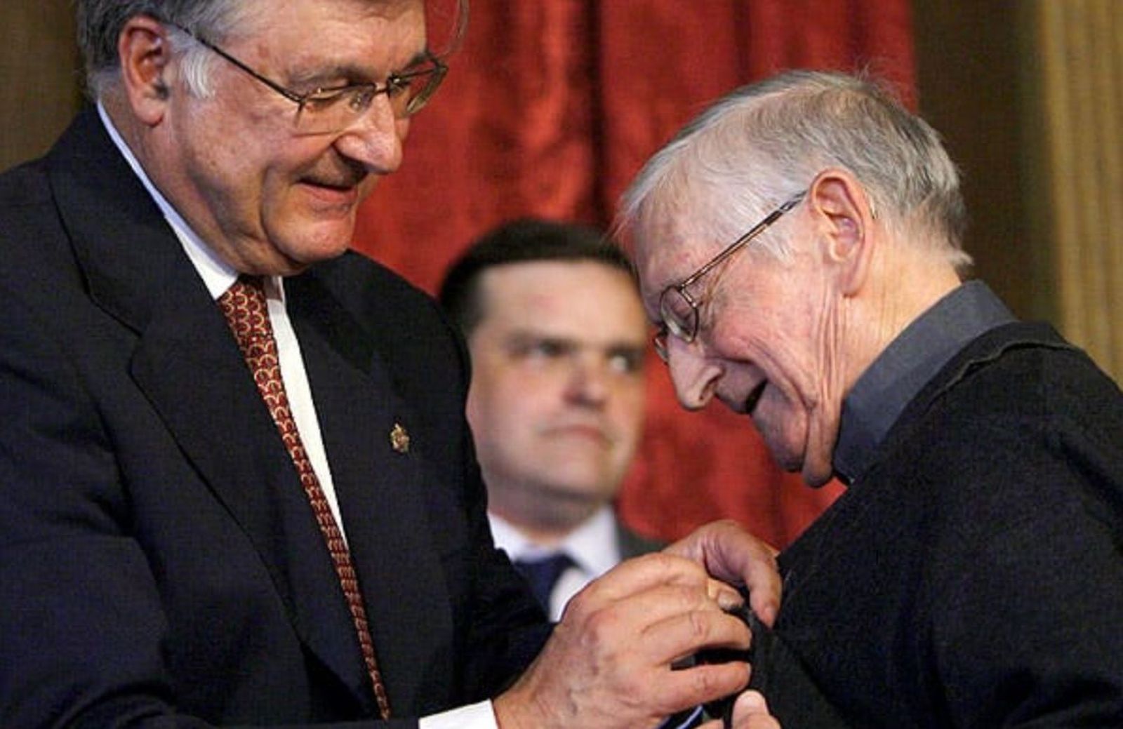 Padre Ximo, condecorado