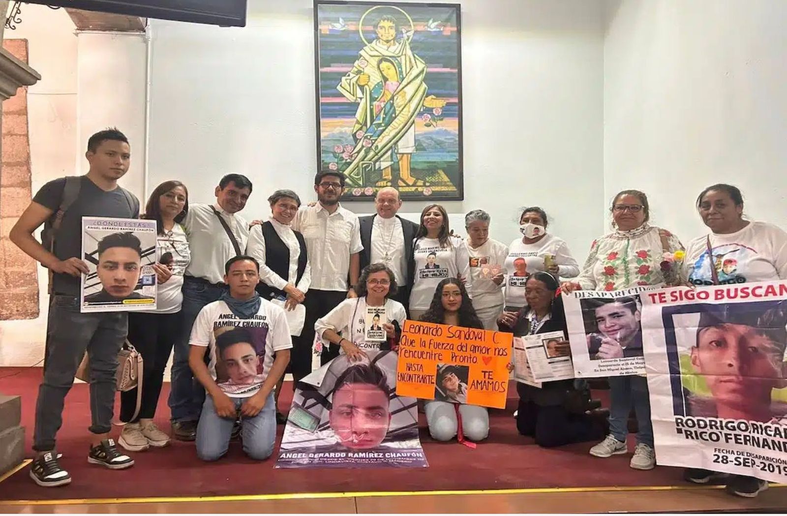 El obispo Francisco Javier Acero con las madres de desaparecidos