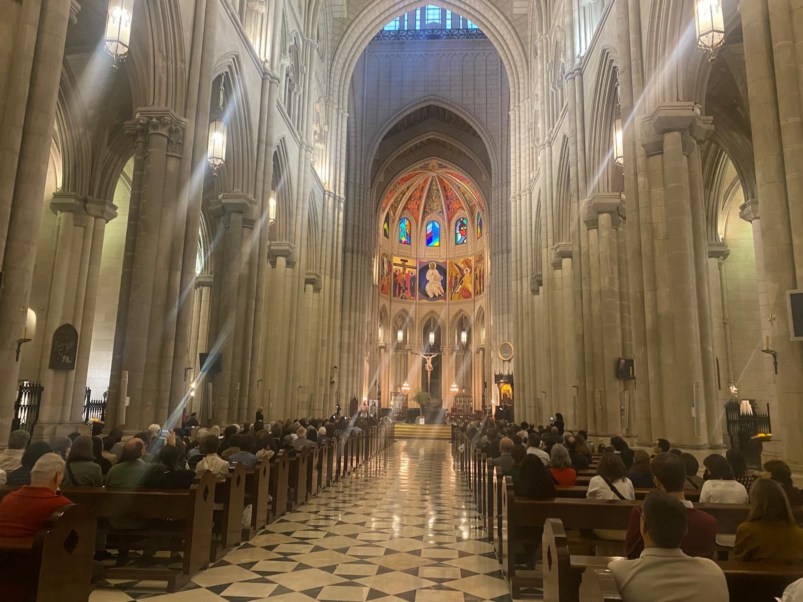 Momento de oración en La Almudena