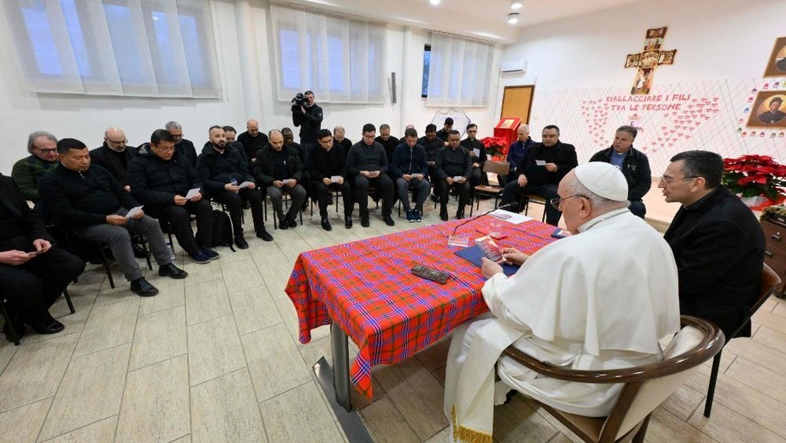 El Papa, con sacerdotes romanos