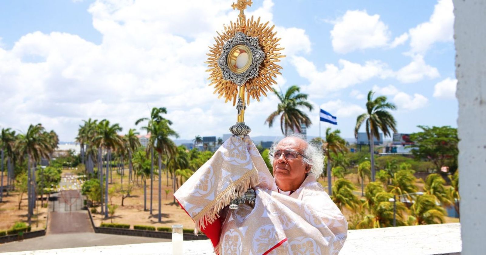 El cardenal Leopoldo Brenes, en la cúpula de la catedral de Managua