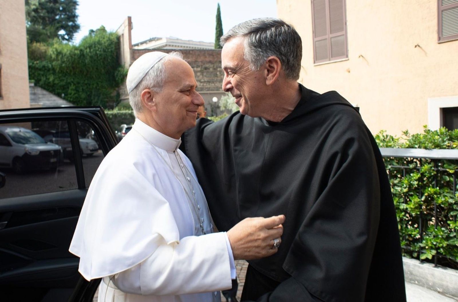 León XIV, con el nuevo superior de los agustinos