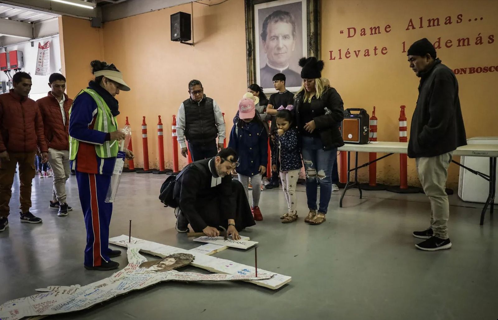 Migrantes preparan un viacrucis en el comedor Padre Chava y Albergue Salesiano de Tijuana