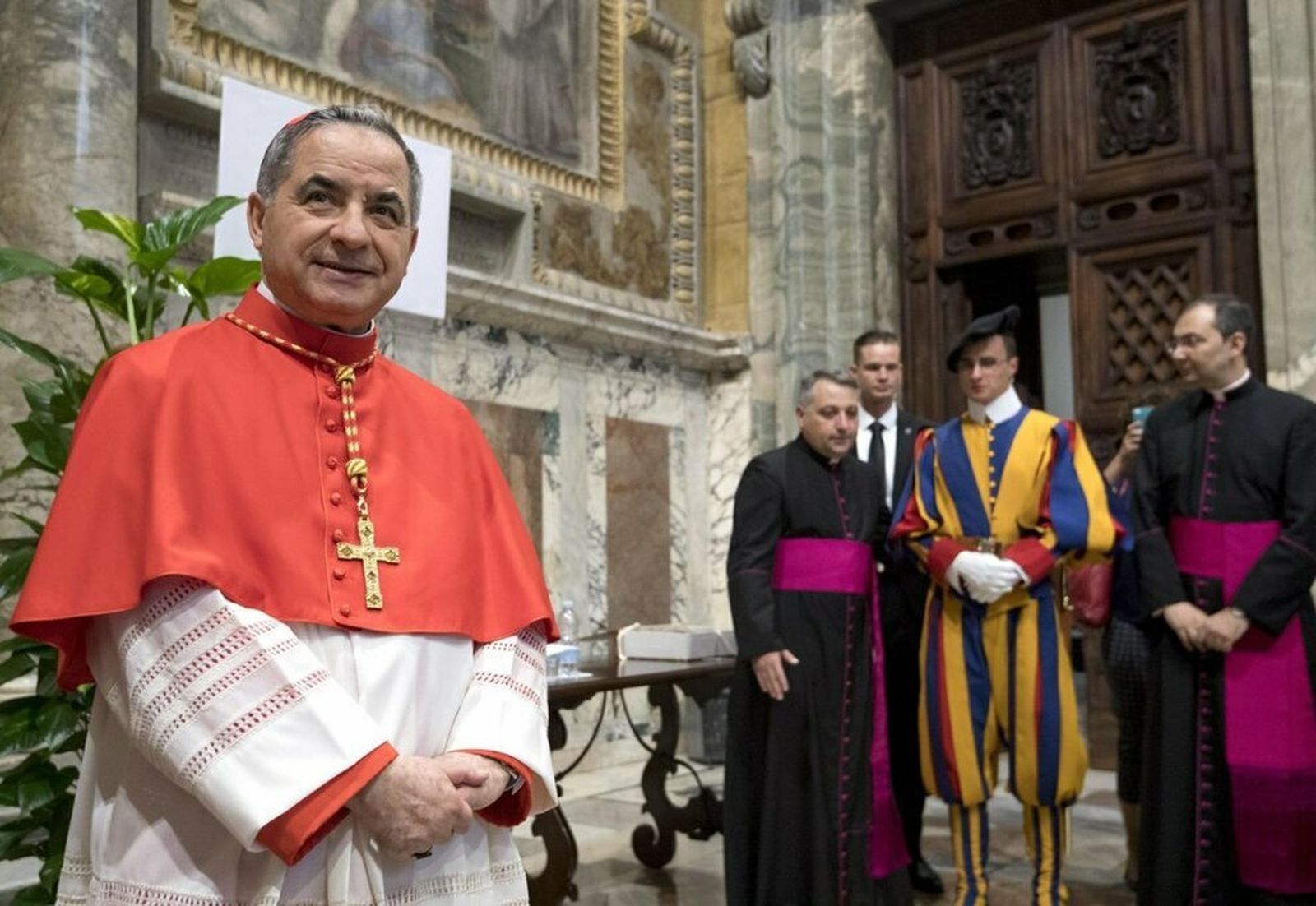 Perlasca, la 'mano derecha' de Becciu, 'garganta profunda' de la investigación vaticana