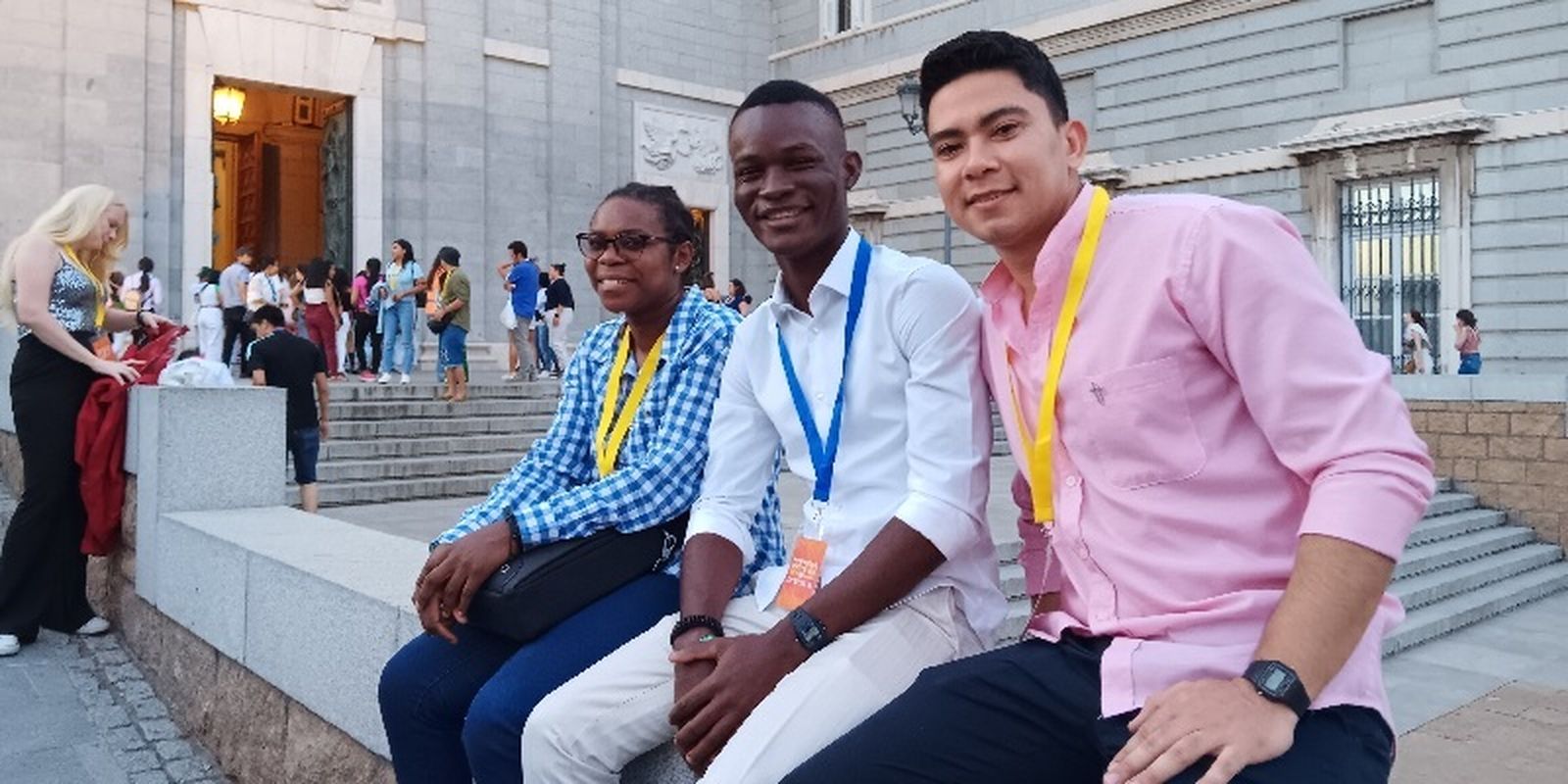 Unos jóvenes particioantes, ante la Almudena, donde se celebró una eucaristía presidida por el cardebal Cobo