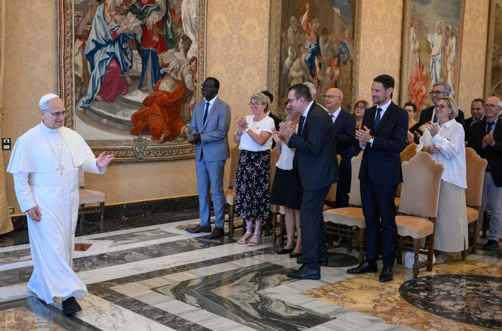 León XIV llega a la audiencia con la delegación francesa