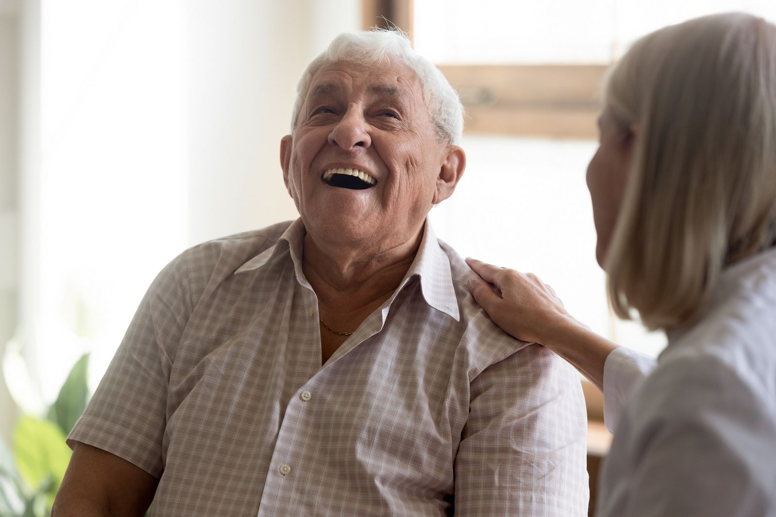 La escucha activa y la empatía, claves en la atención al residente.