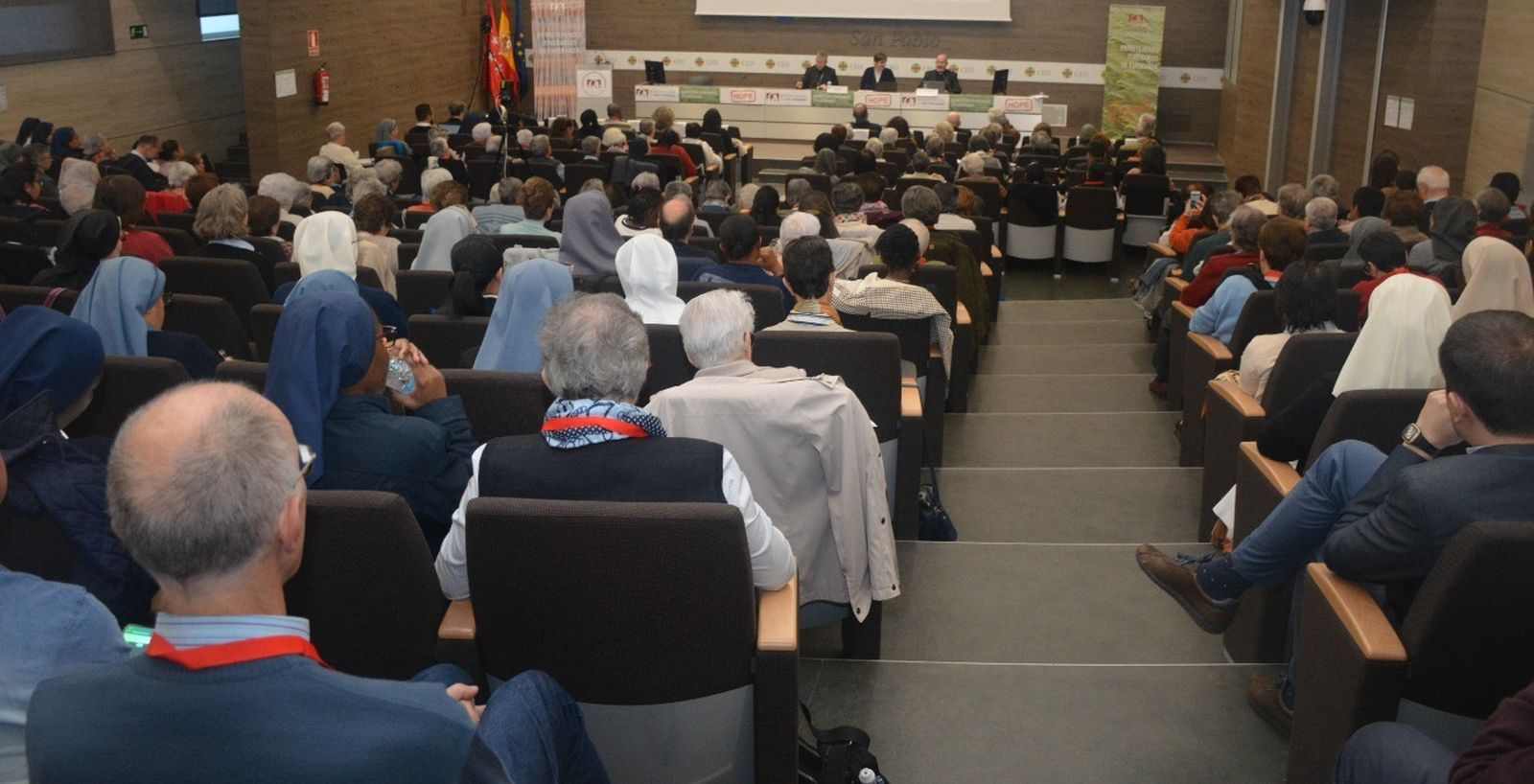 Asistentes a la conferencia de Nadia Coppa