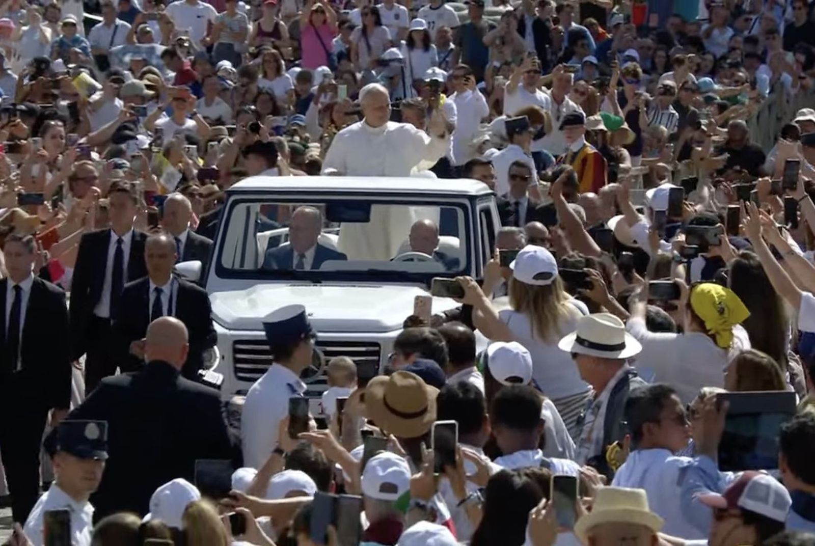 León XIV, en el papamóvil, recorre la abarrotada plaza de San Pedro