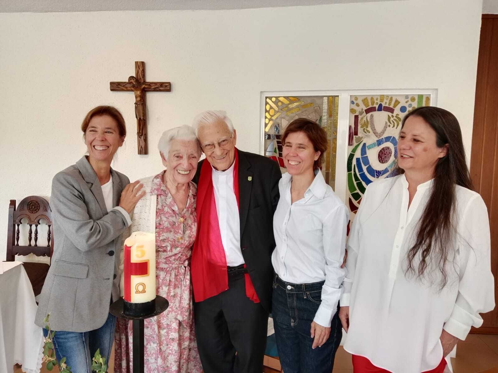 El padre Ángel, con Domi