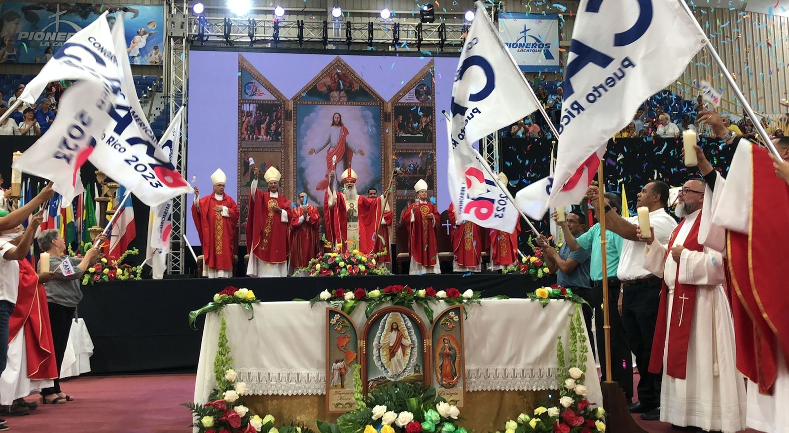 Celebrando con banderas el lanzamiento del CAM6 Puerto Rico