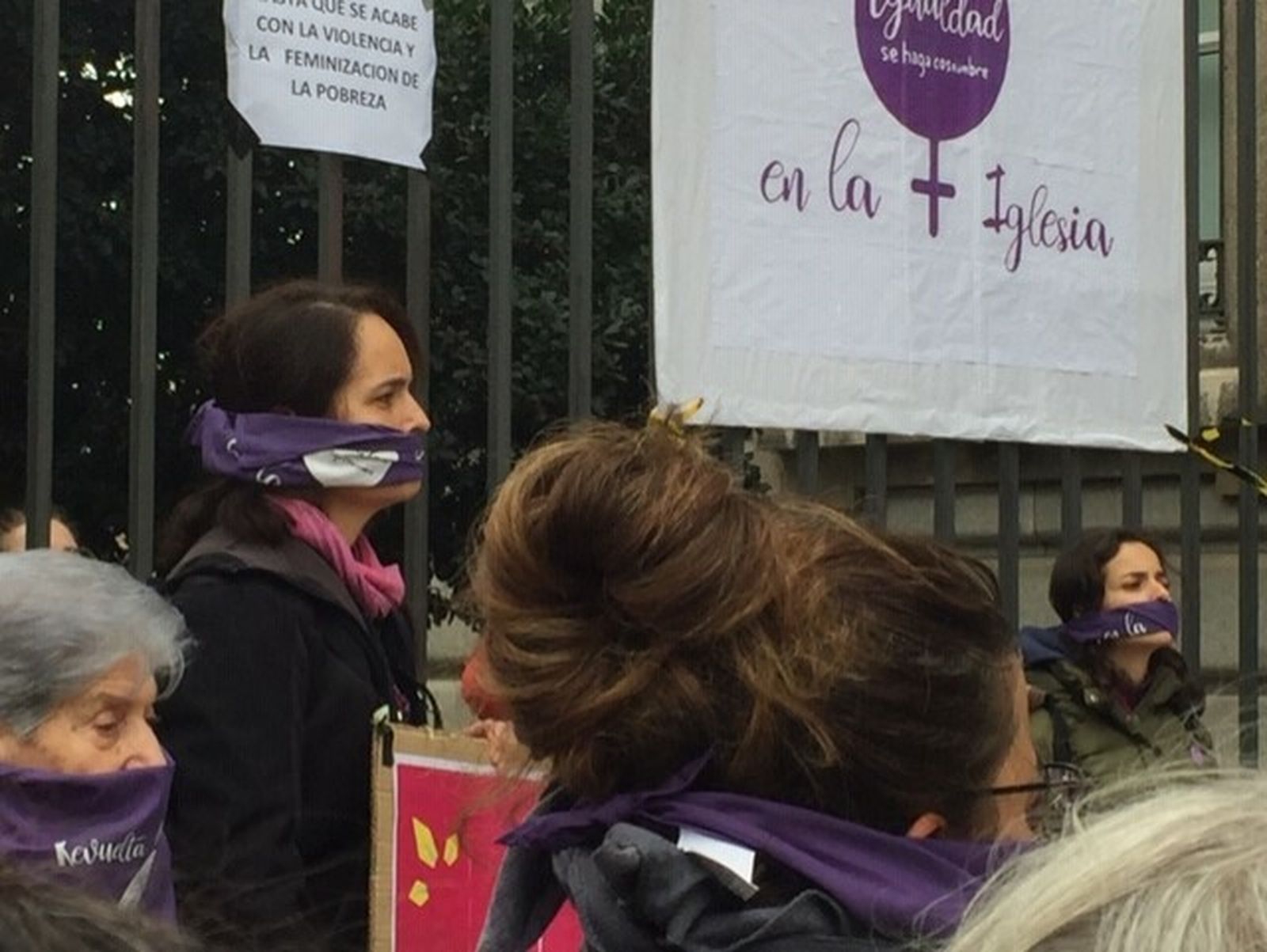 Mujeres en revuelta con el pañuelo en la boca como reivindicación