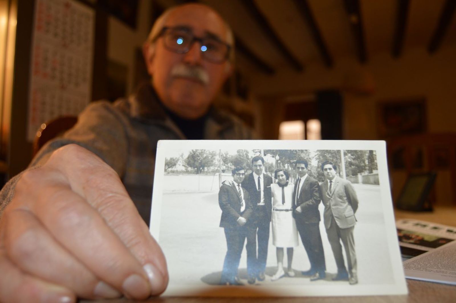 Balcells enseña una foto de Torre Baró