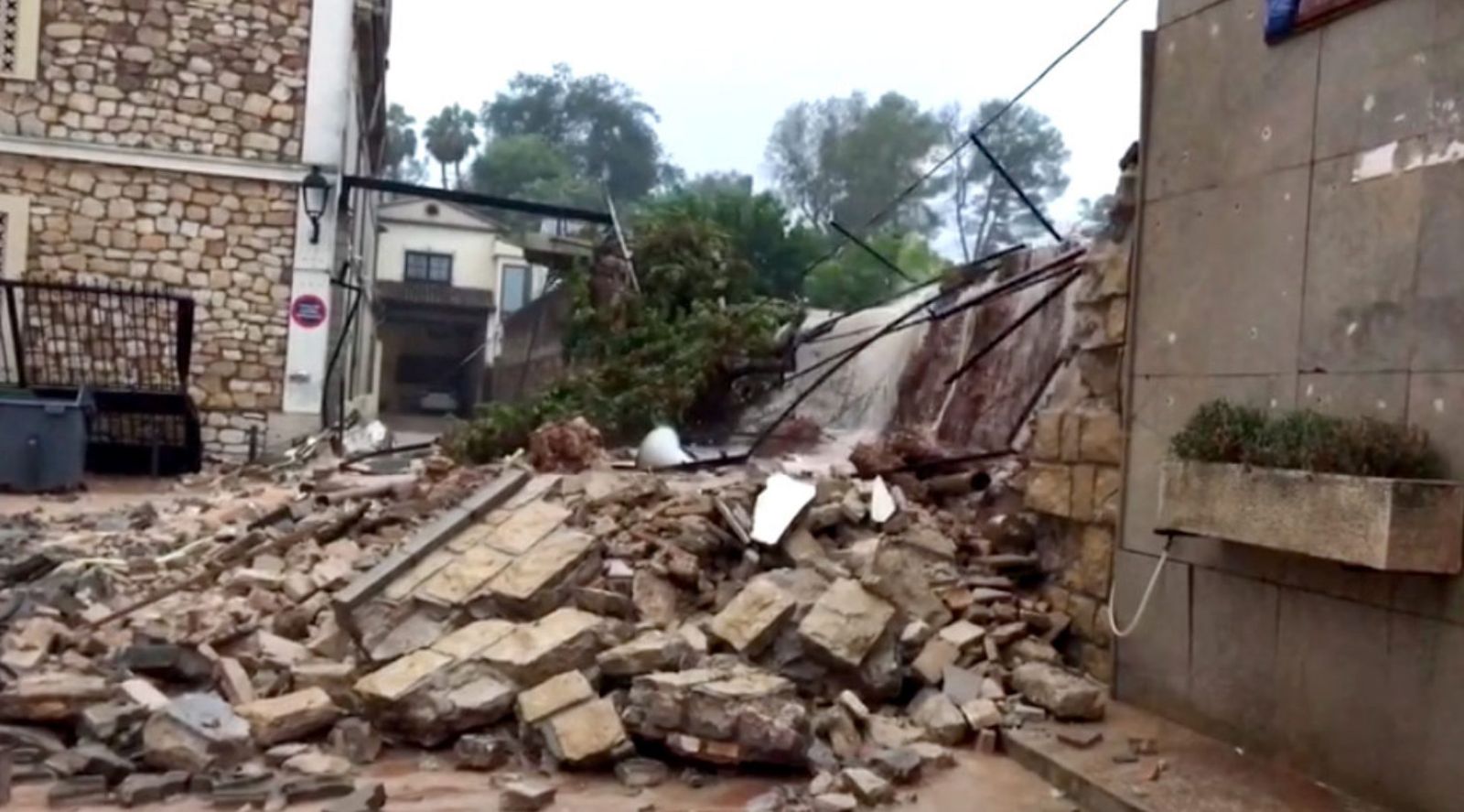 Derrume de el muro de un colegio de religiosos en Ontanyent