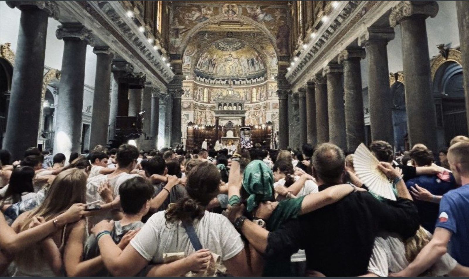El largo abrazo final en Santa María in Trastévere