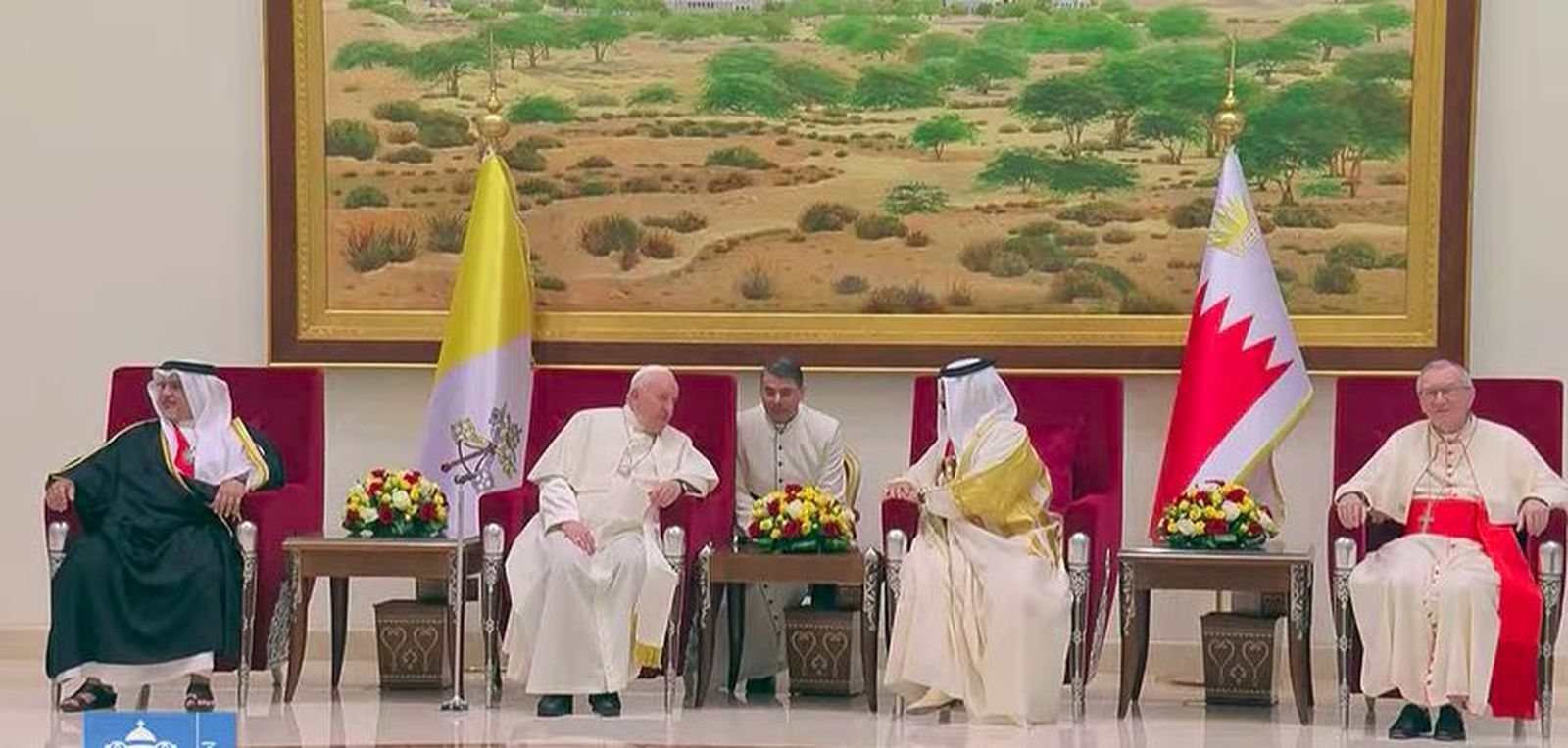 El rey de Bahrein recibe al Papa en el aeropuerto
