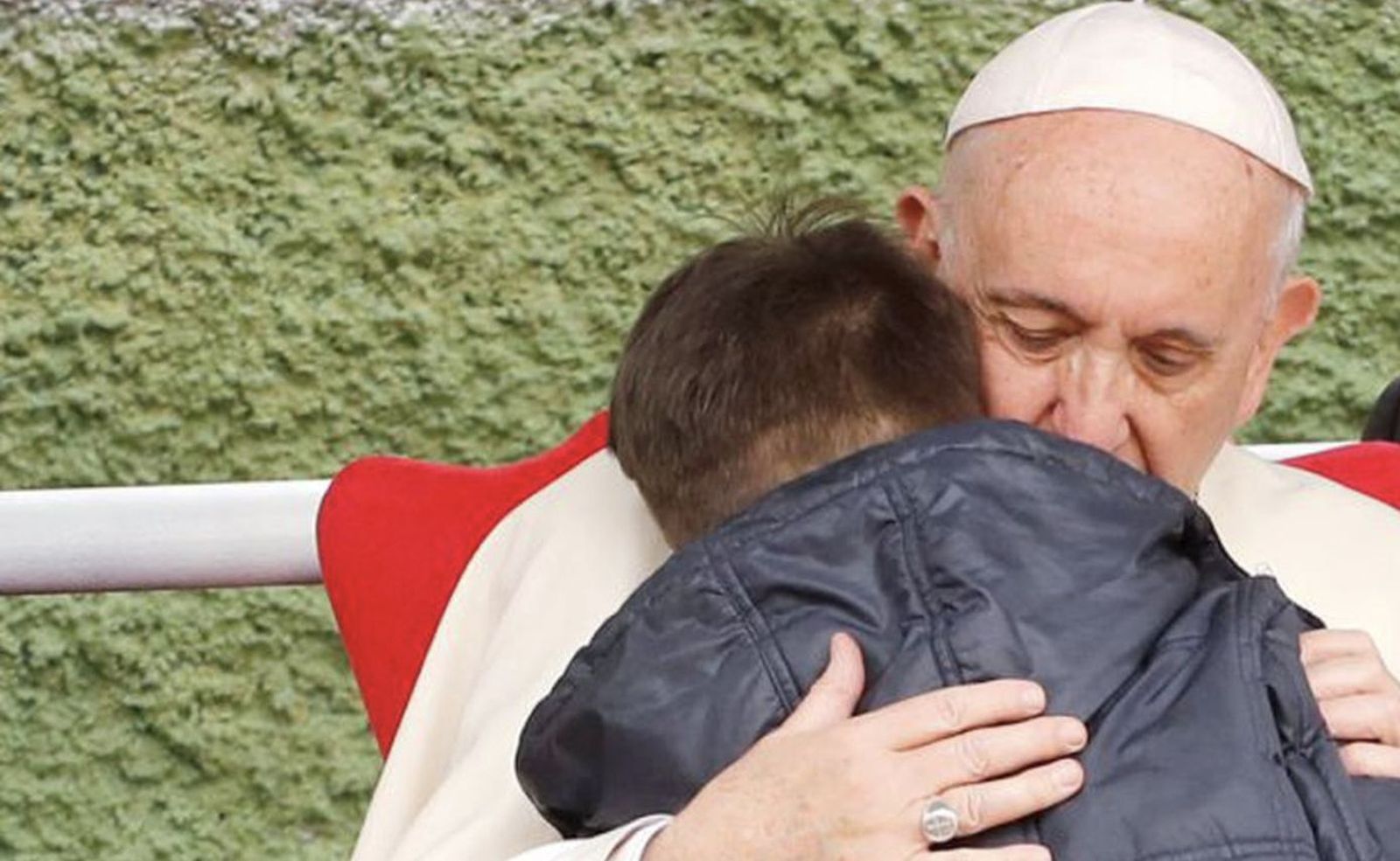 El Papa con el corazón en bandolera
