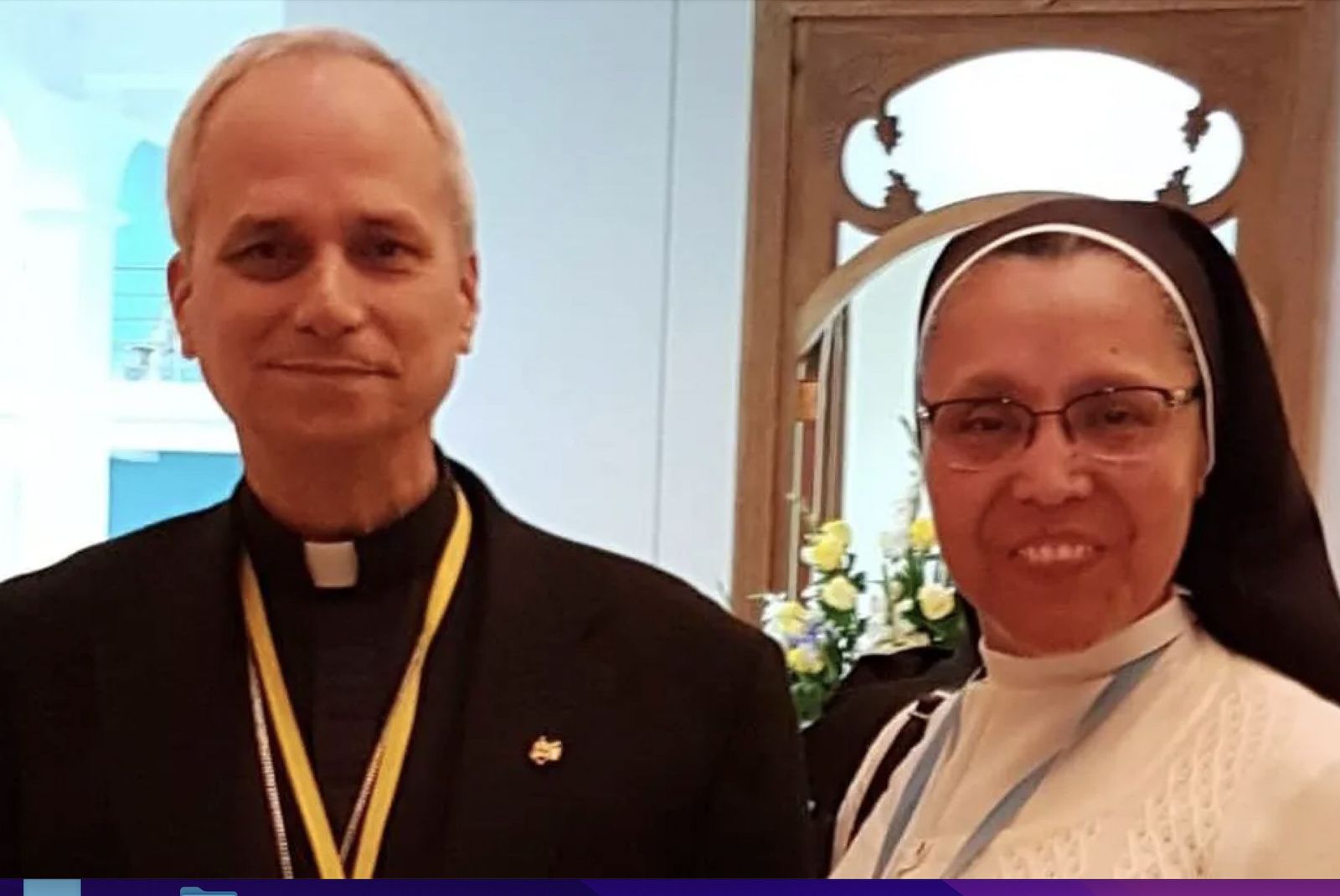 La hermana Elfi con el entonces cardenal Prevost