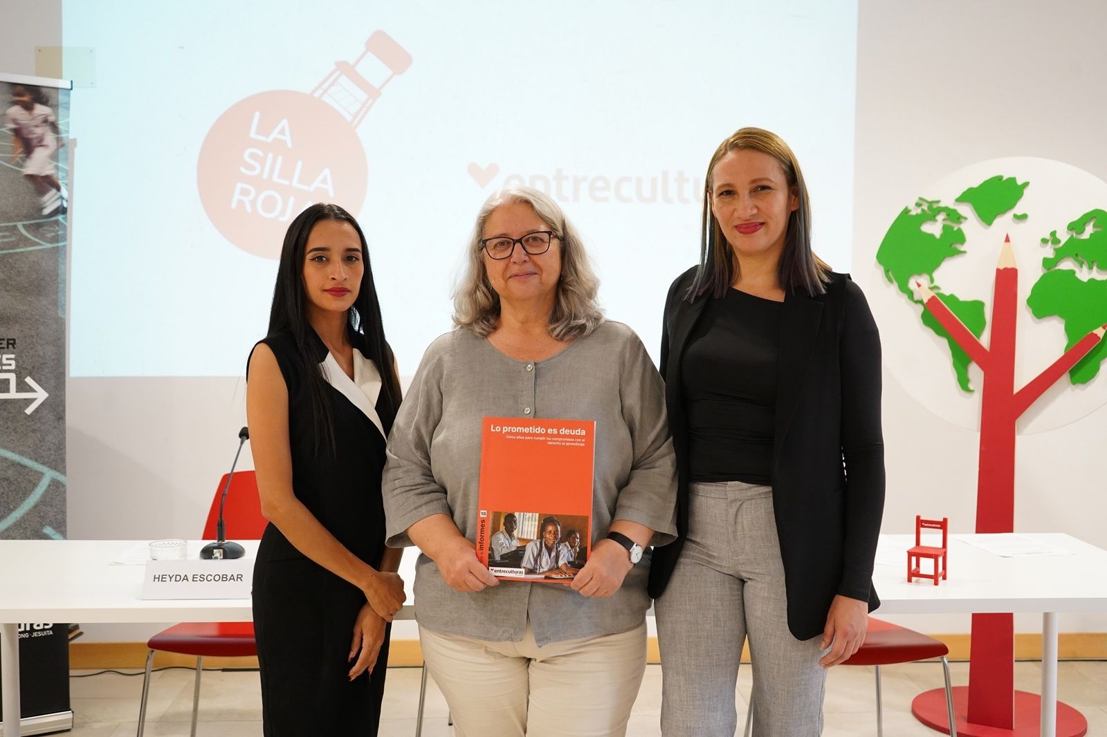 Las participantes en la presentación de “Lo prometido es deuda”