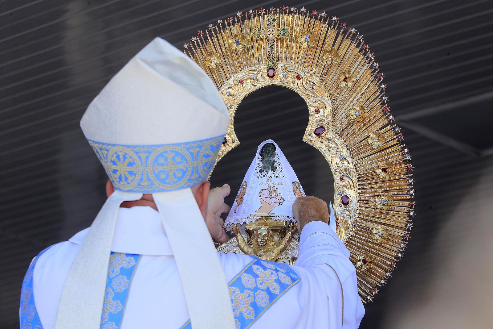 Virgen de los ángeles y su vestido "provida"