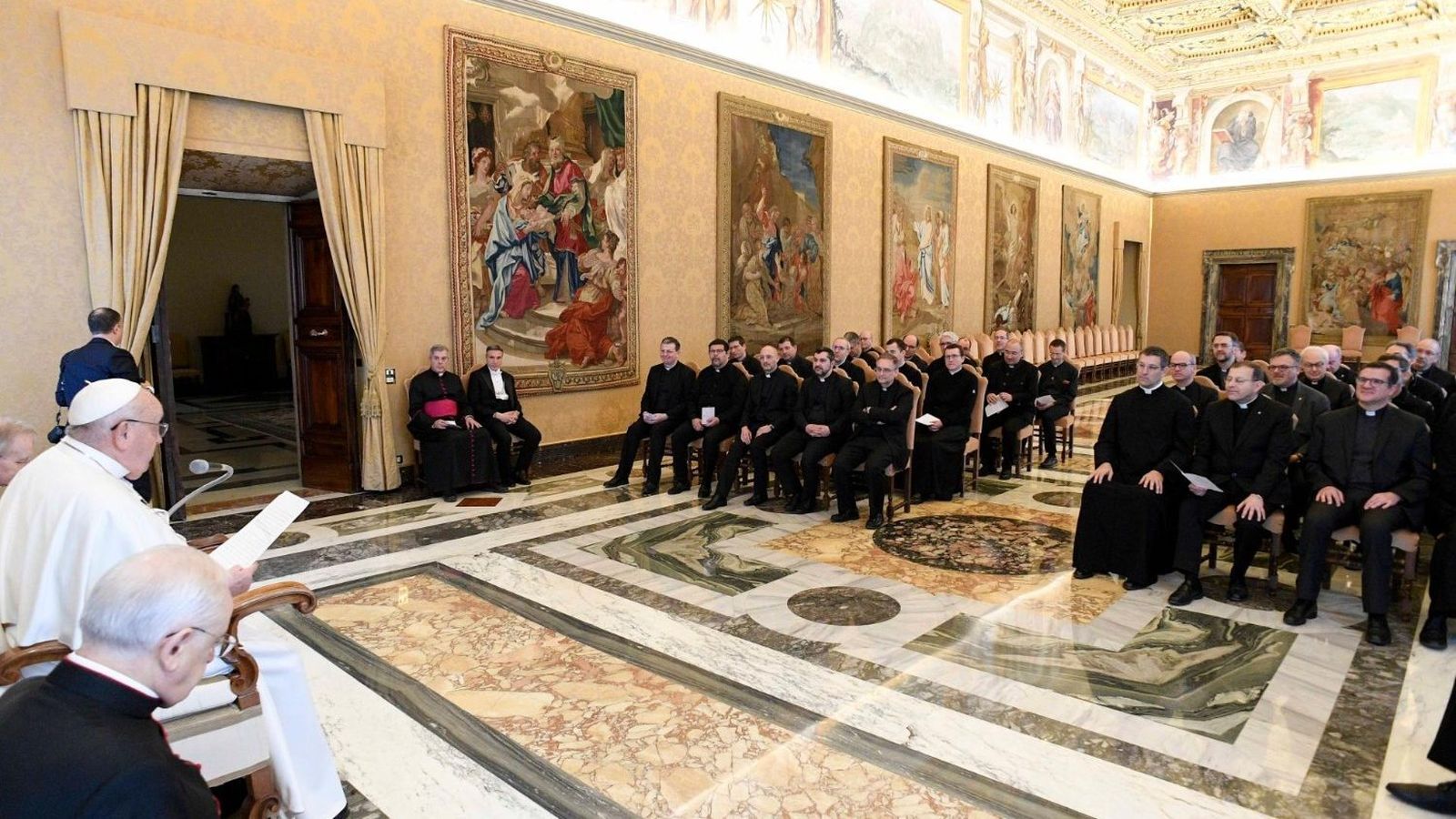 El Papa lee el discurso a los formadores