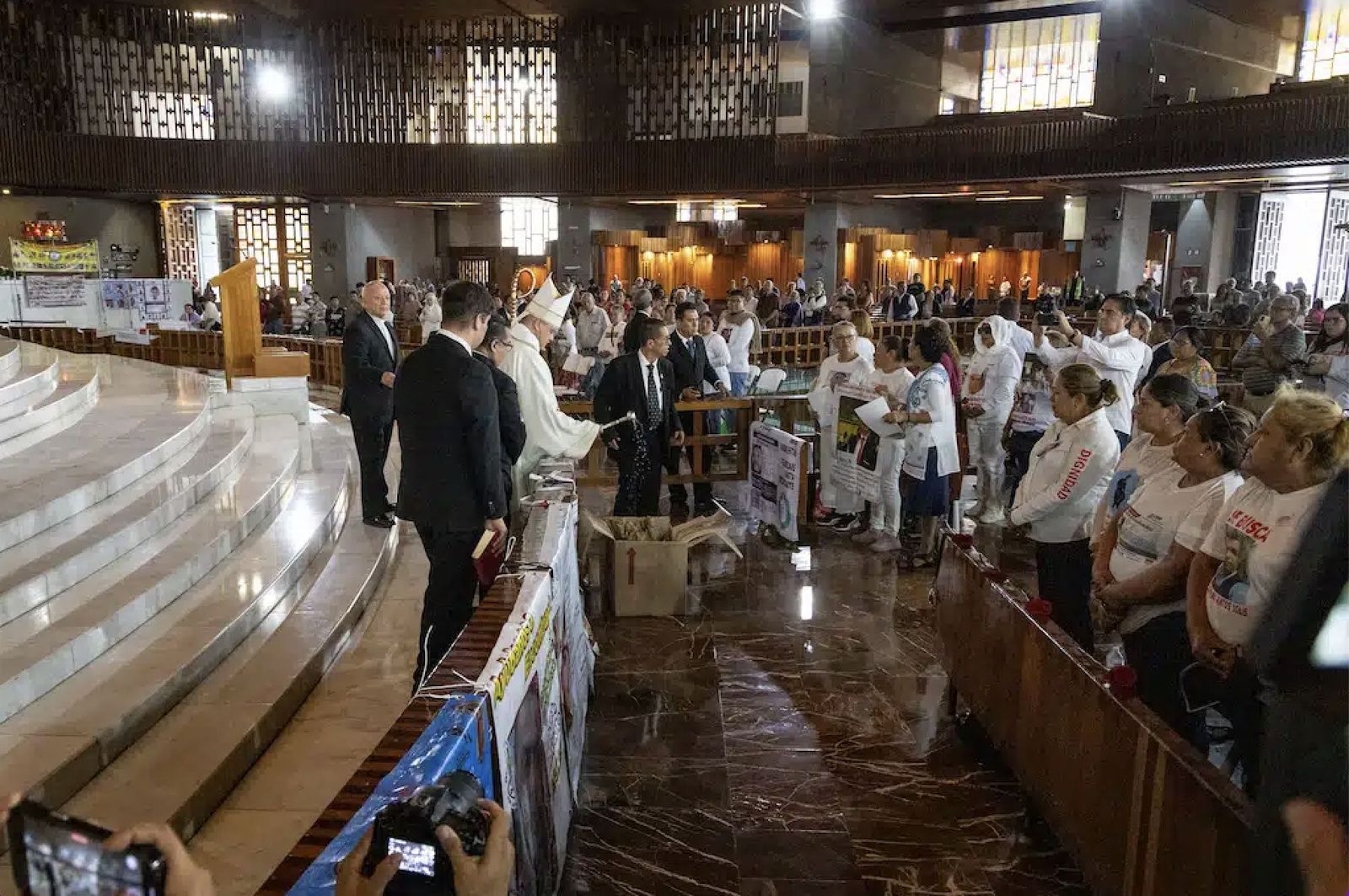 El obispo auxiliar monseñor Acero recibe a las madres buscadoras en la basílica de Guadalupe