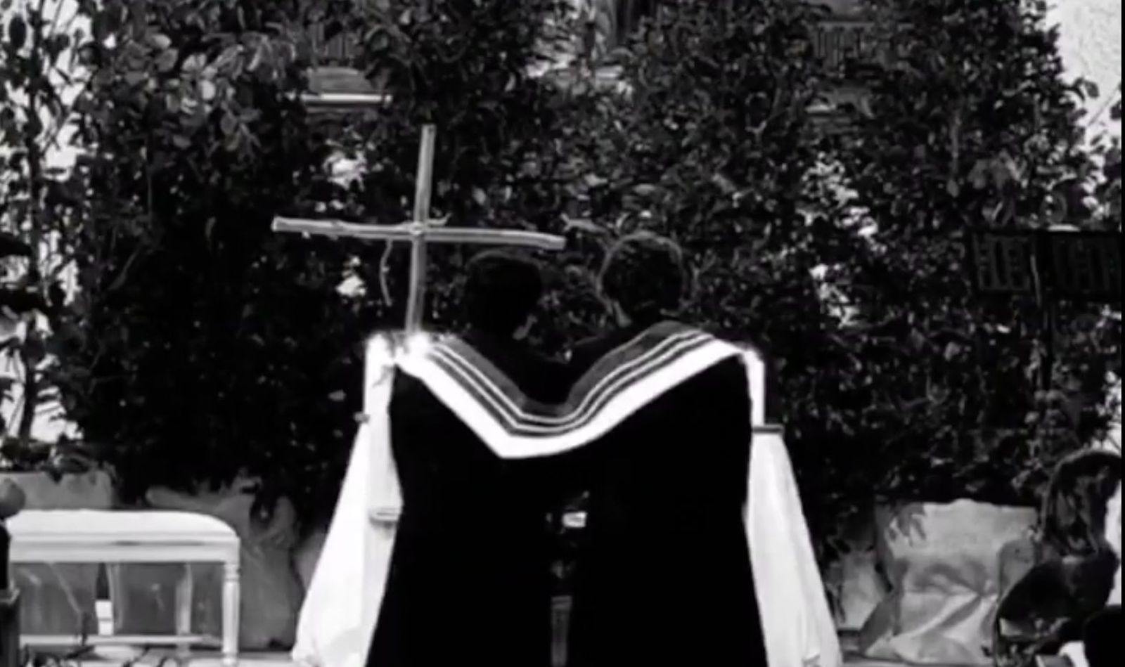 La pareja, orando por su unión