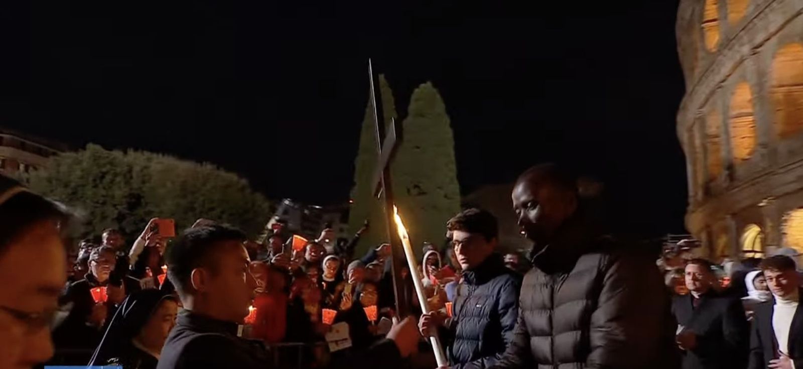 Intenso Vía Crucis en el Coliseo