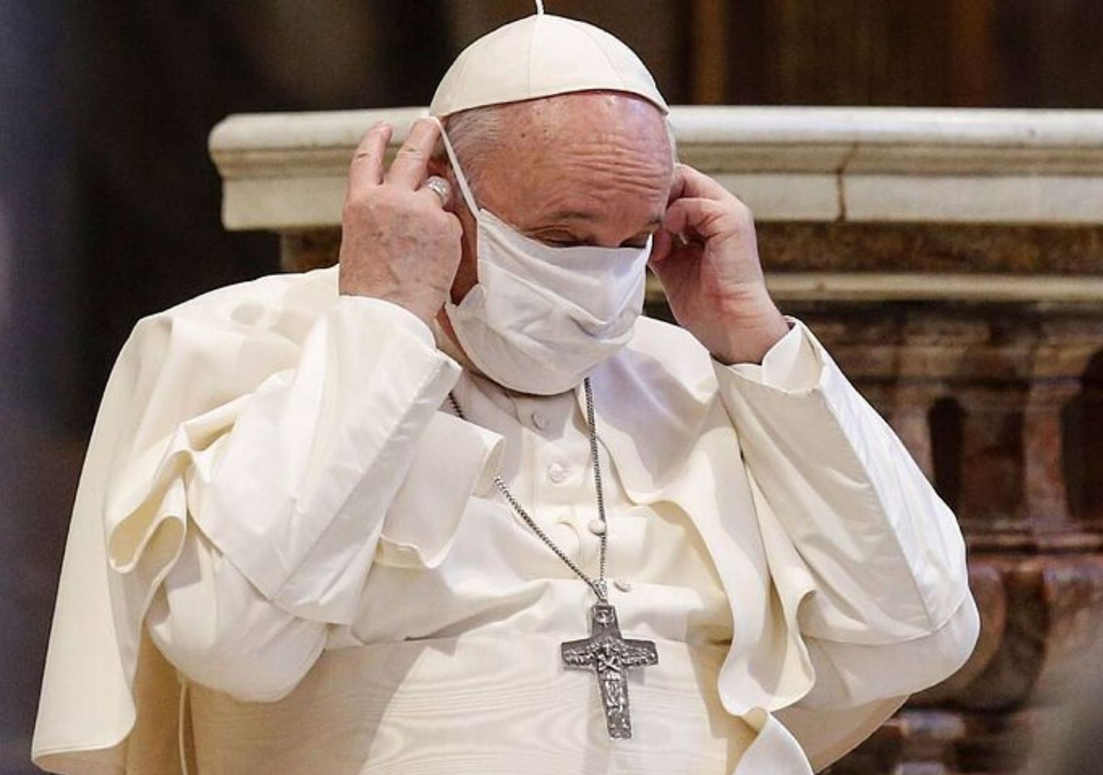 El Papa, con mascarilla