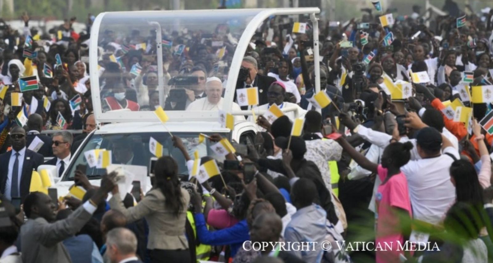 Una multitud despidió a Francisco