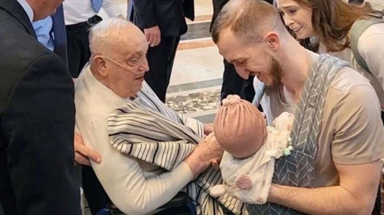 Francisco reaparece vestido de civil