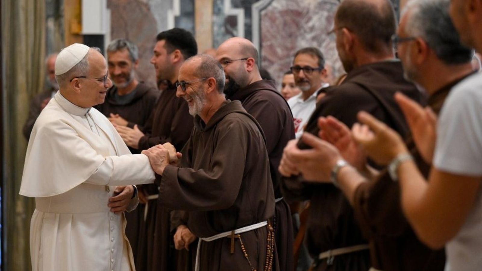 Papa León saluda al grupo de la ‘Opera San Francesco per i Poveri’ de Milán