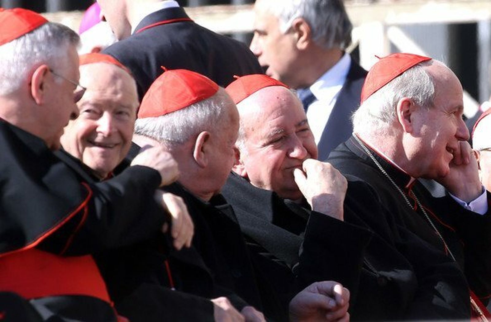 McCarrick, en el centro, el día de la despedida de Benedicto XVI