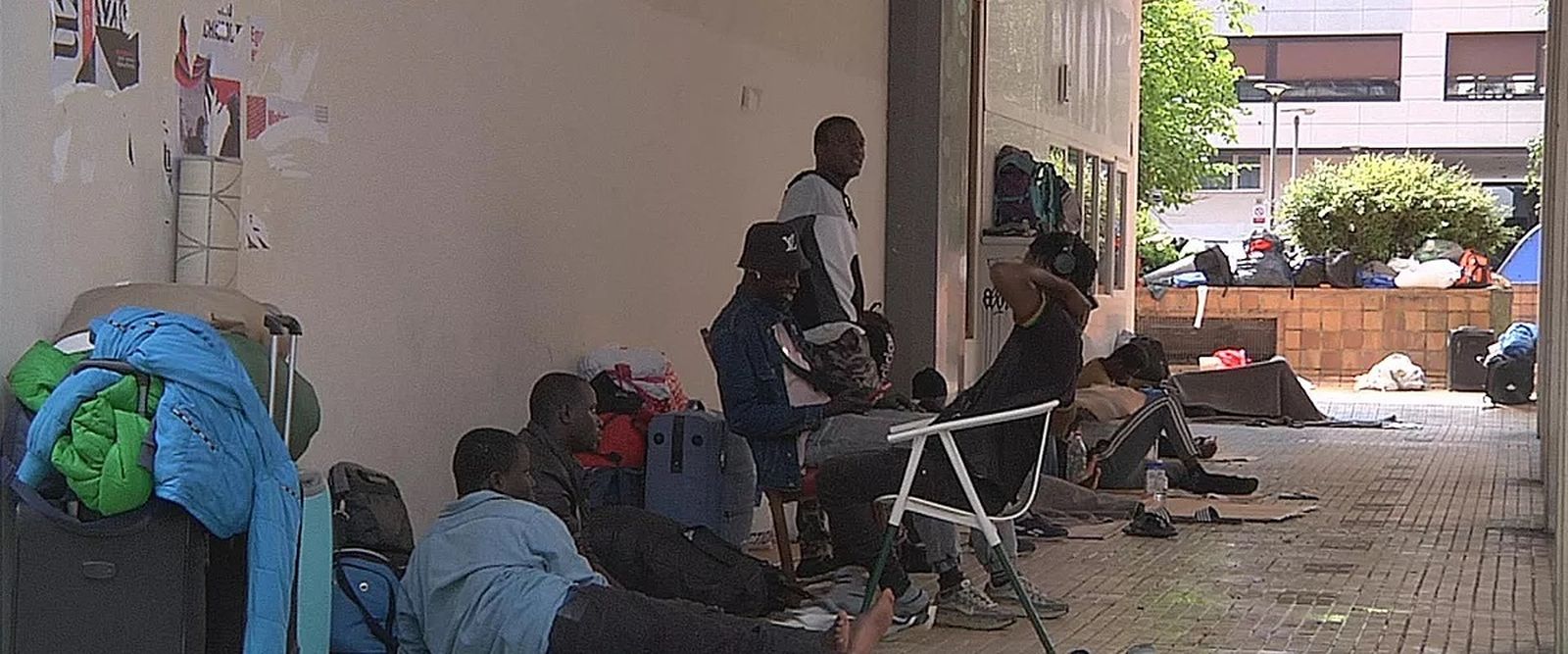 Un grupo de personas durmiendo en el barrio de Amara