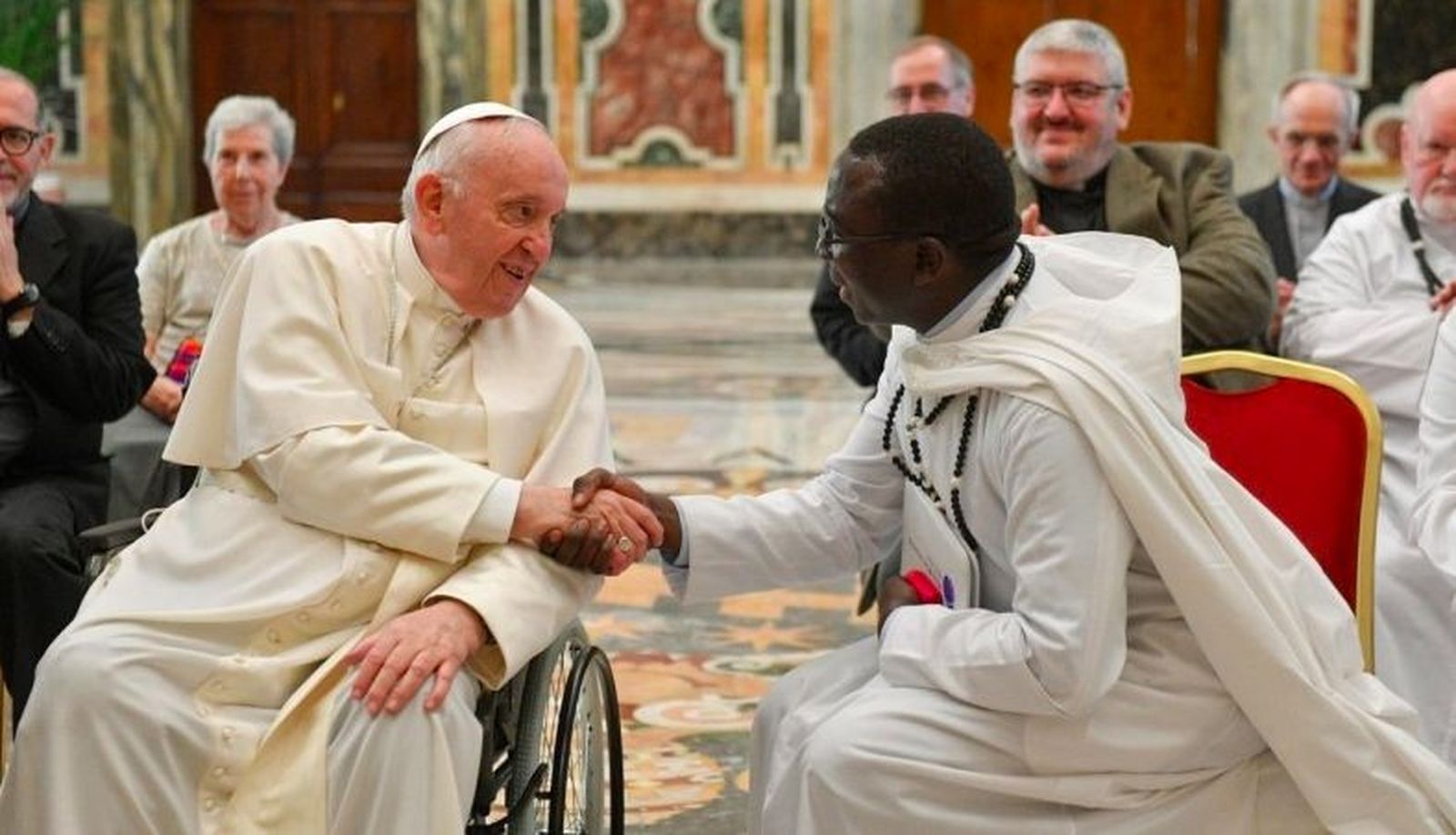 El Papa, con los misioneros Padres Blancos